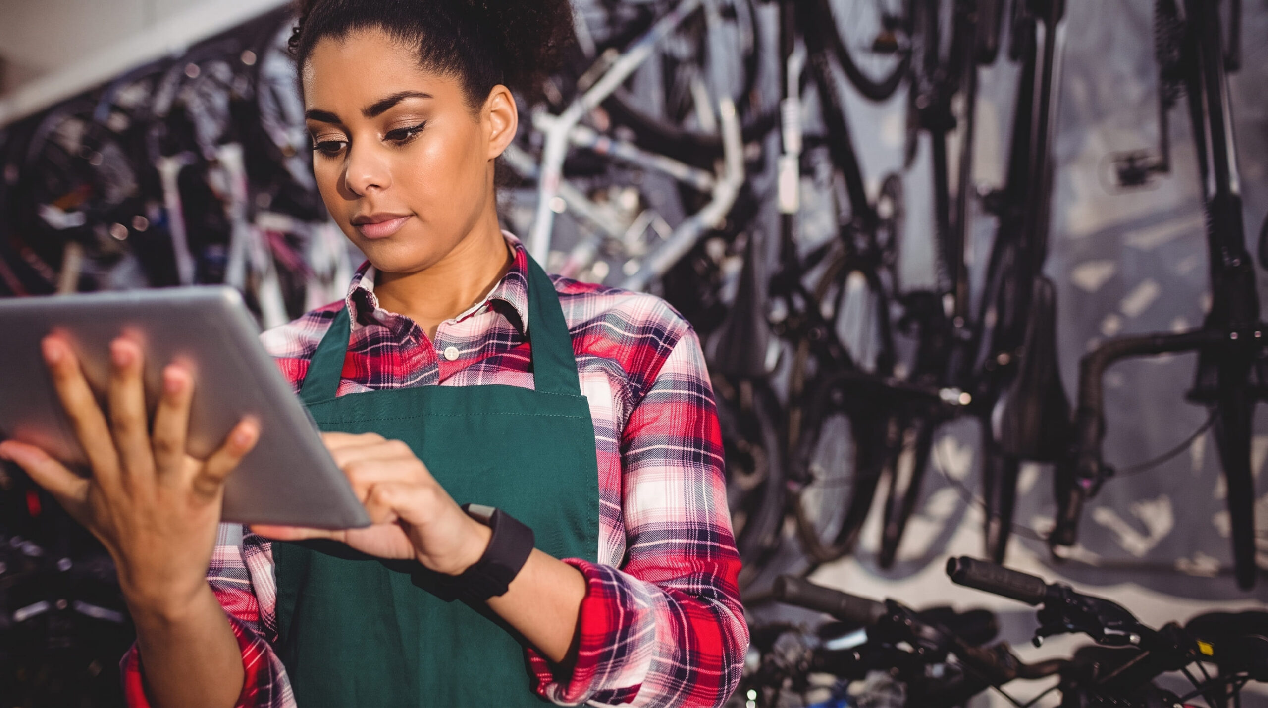 Woman_focused_on_tablet_bike